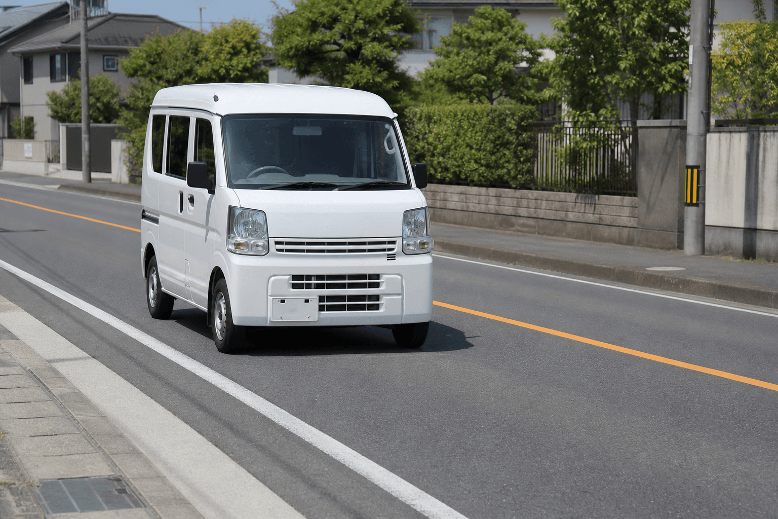 左車線を走行する日和製作所の軽バン